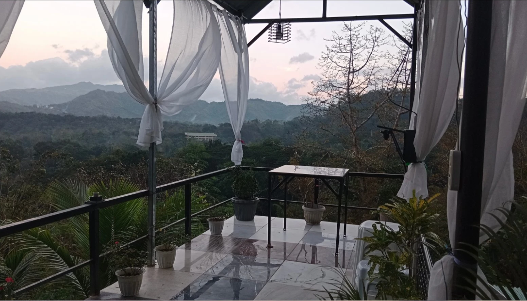 🌄 Family Room with Viewdeck Access